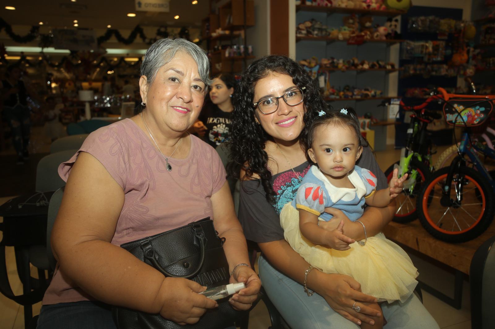 $!María Rosales Chávez, Cinthia Lora y Victoria Hernández.