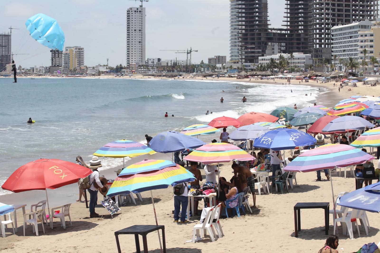 $!Alertan a bañistas con banderas de precaución y quemadores en Mazatlán