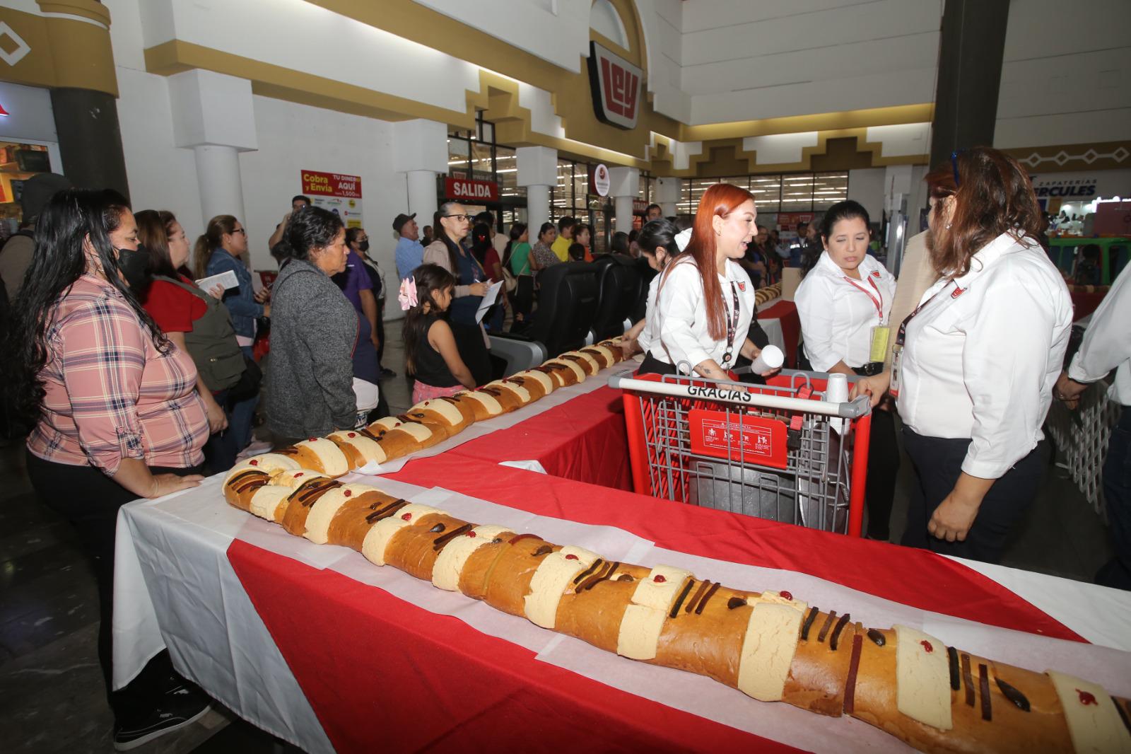 $!Celebra Casa Ley con sus clientes el Día de Reyes con una gigante Rosca