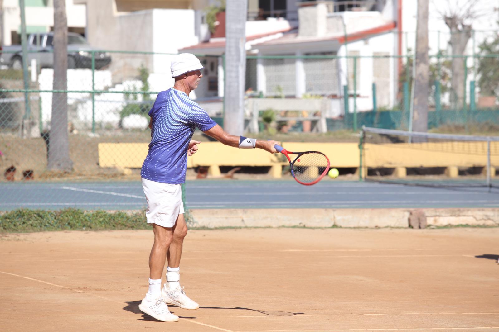 $!Preparan parejas mazatlecas sus raquetas para torneo en el Racquet