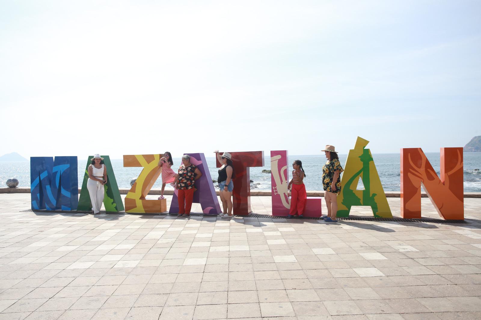 $!El parador fotógrafico de las letras Mazatlán recibió trabajos de pintura y hojalatería.