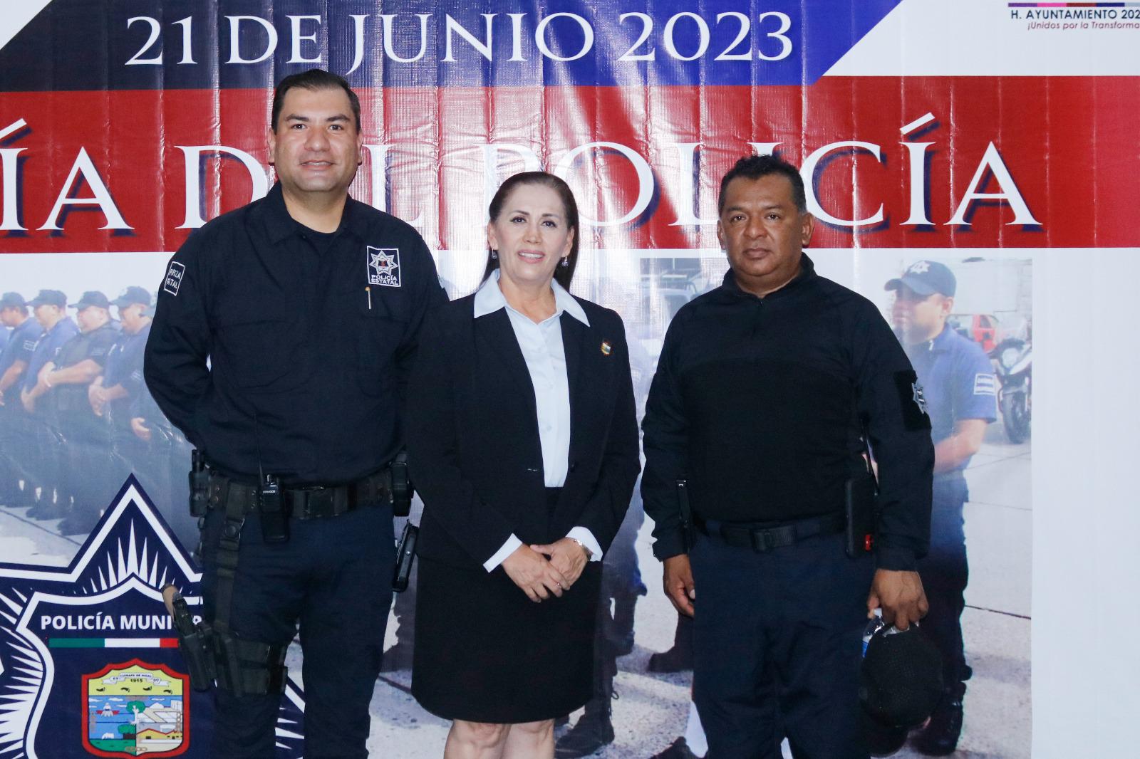 $!Condecoran y entregan estímulos económicos a policías de Escuinapa