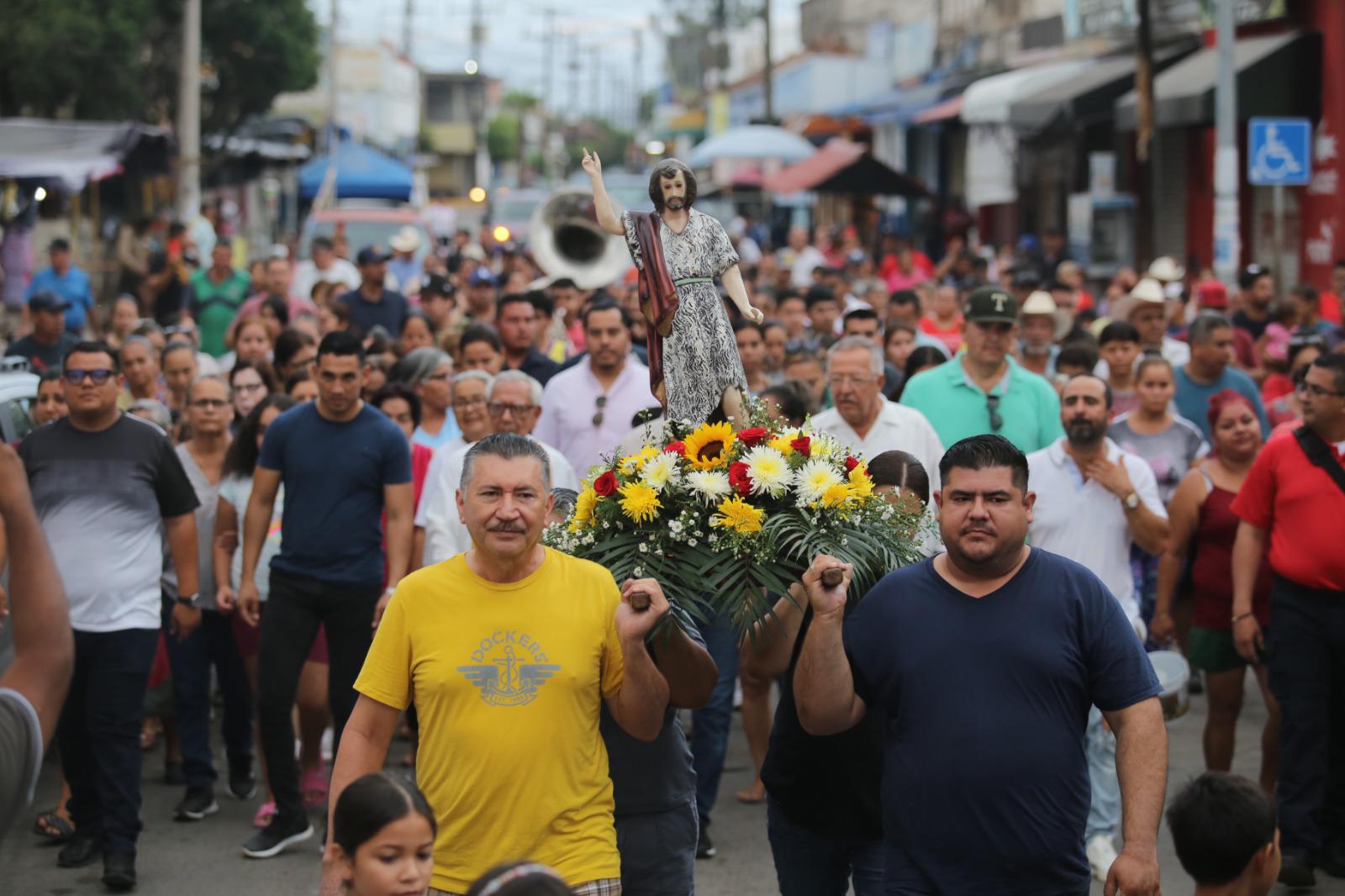 $!Celebran a San Juan Bautista con tradicional baño en Villa Unión