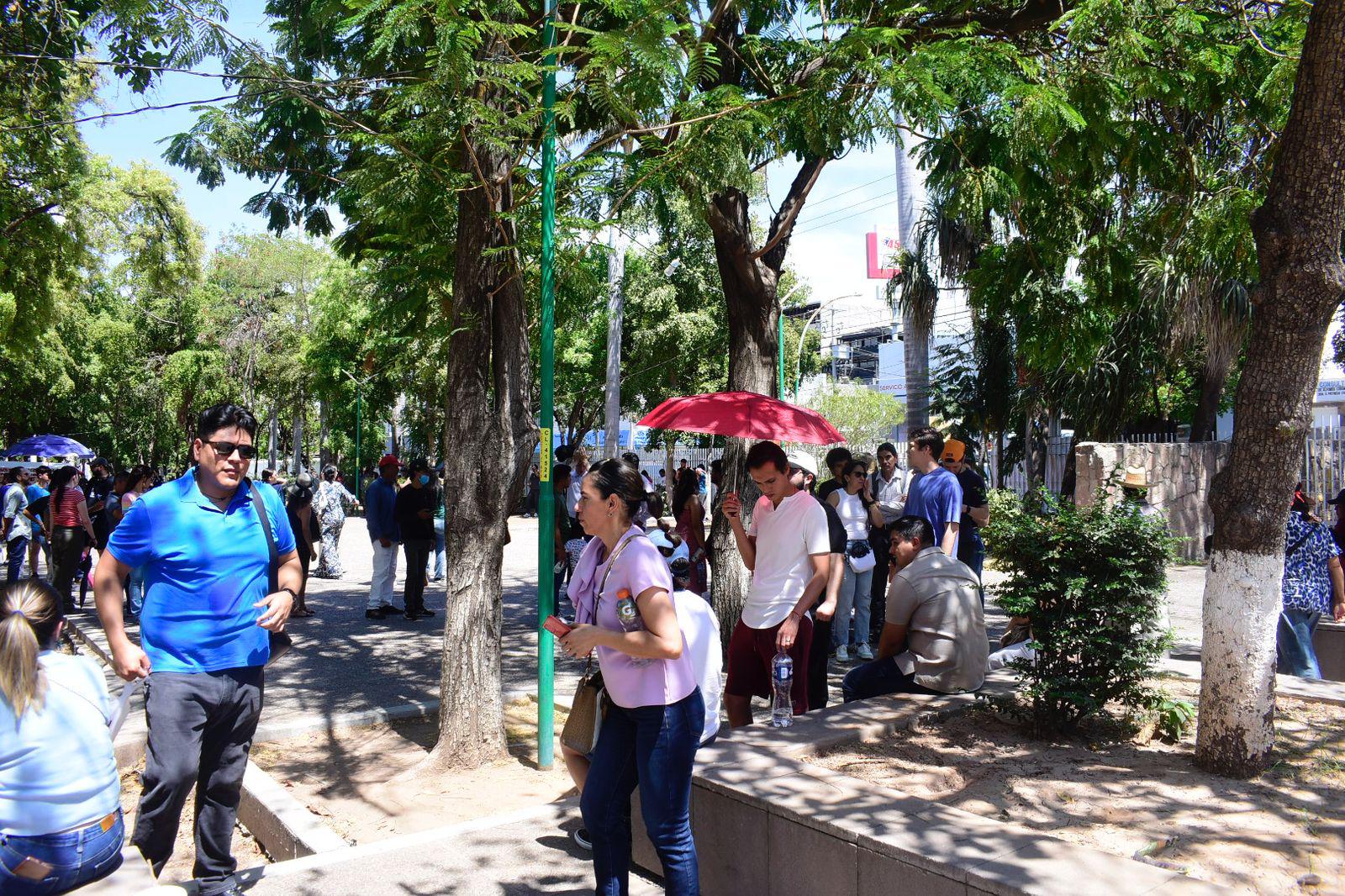 $!Cientos de personas esperan emitir su voto en Centro Cívico Constitución; quedan la mitad de boletas