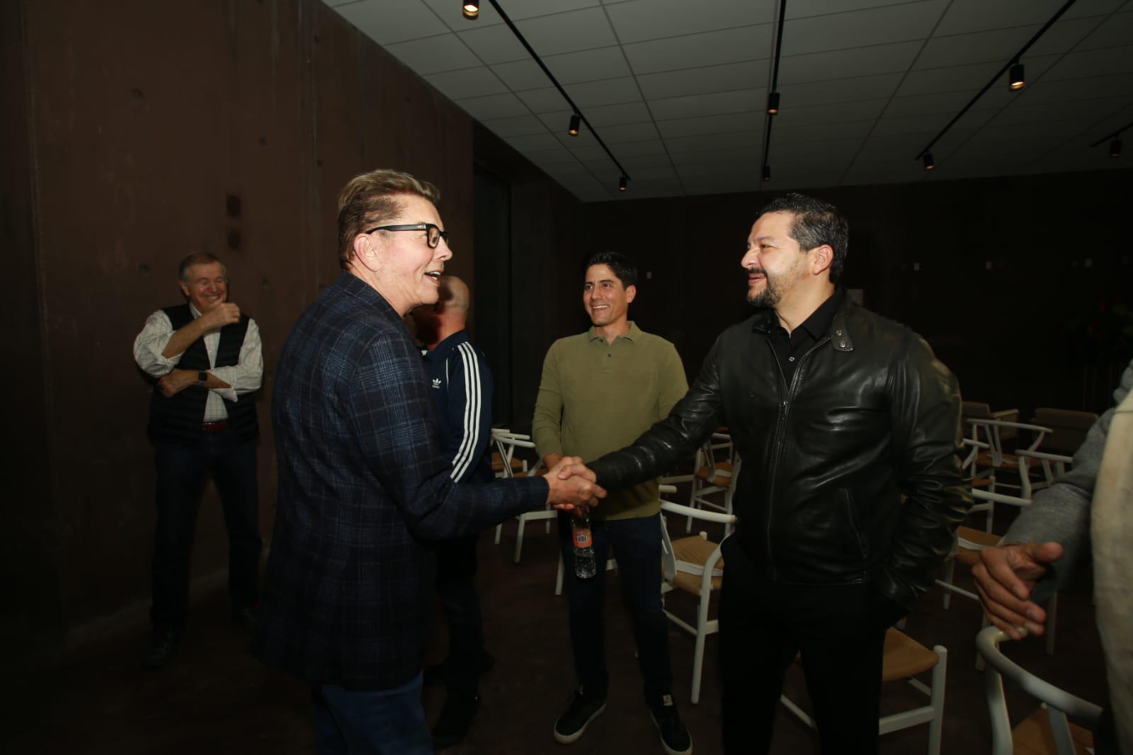 $!El empresario hotelero e impulsor del Gran Acuario Mazatlán Mar de Cortés saluda al director de Noroeste y productor del documental Adrián López Ortiz.