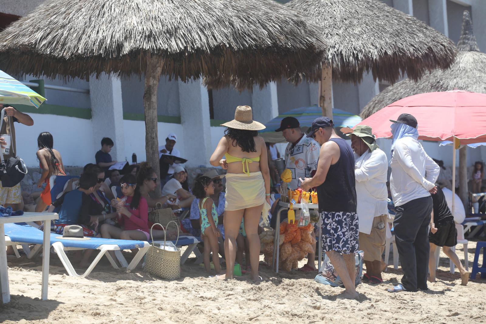 $!Reportan casi 4 mil bañistas en playas de Mazatlán este domingo