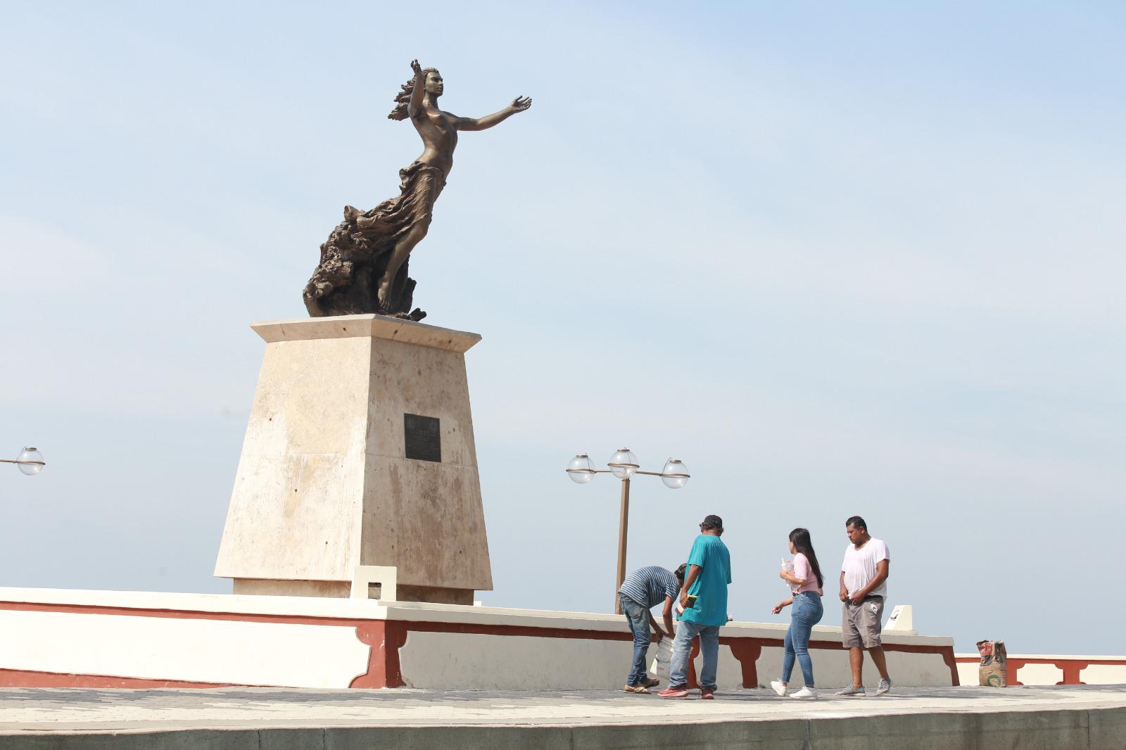 $!Trabajos de pintura y limpieza en el Monumento a la Mujer Mazatleca.