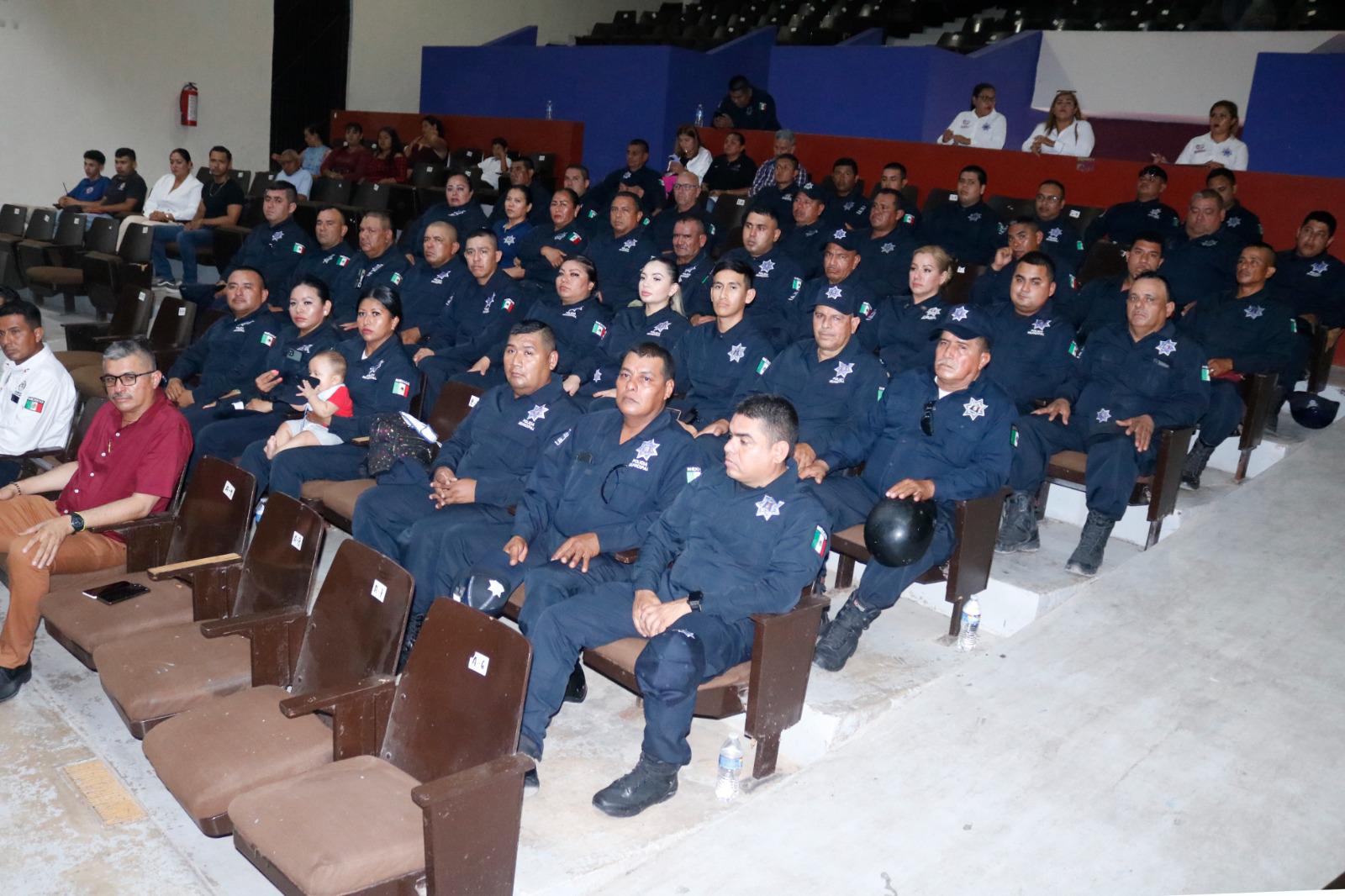 $!Condecoran y entregan estímulos económicos a policías de Escuinapa