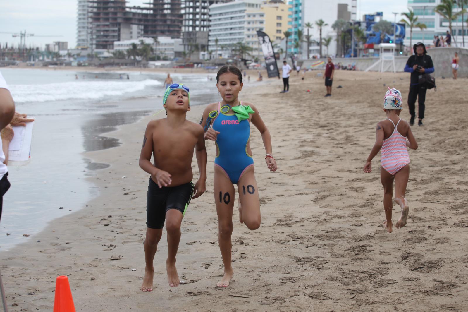 $!Infantes disfrutan del mar en el evento ‘Corre, Nada y Diviértete’ del Comité Municipal de Natación