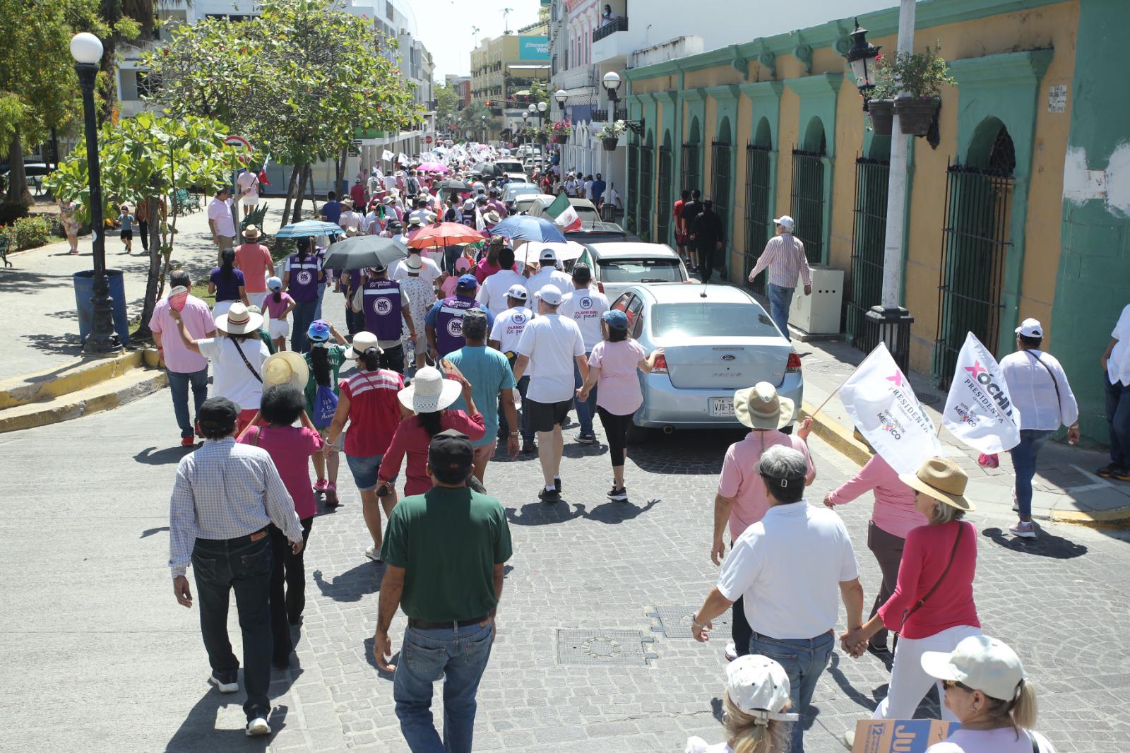 $!Se forma la Marea Rosa en Mazatlán para defender a la democracia