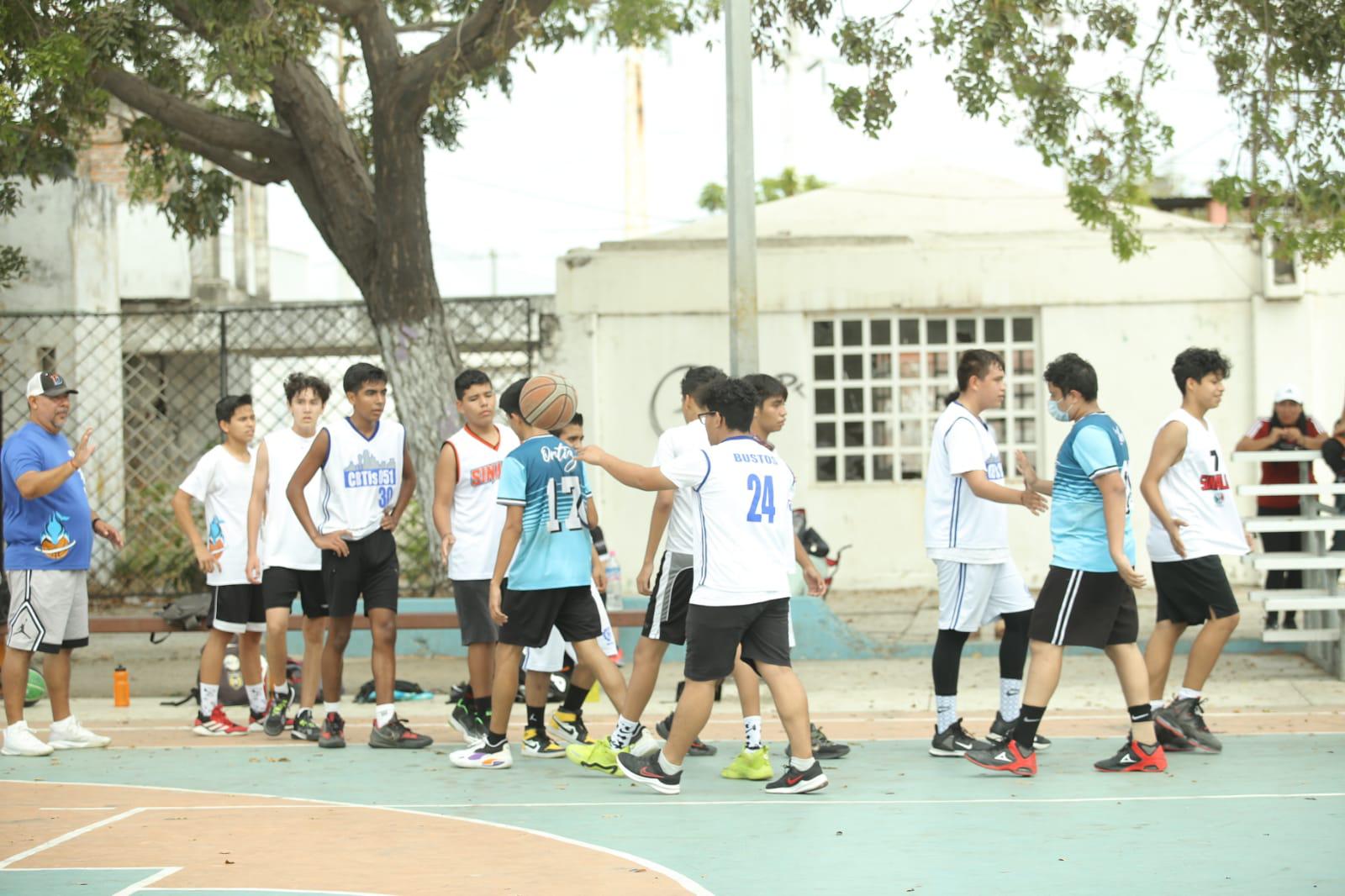 $!Basquetbolistas locales y foráneos recuerdan memoria del coach Omar Torres