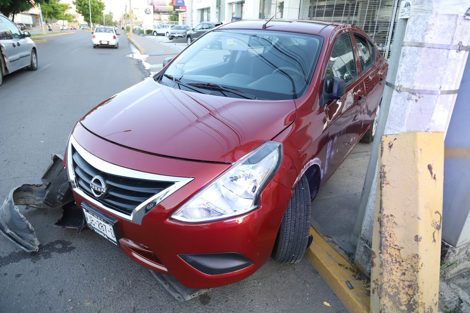 $!Choca auto contra poste de concreto y termina volcado en la avenida Reforma en Mazatlán