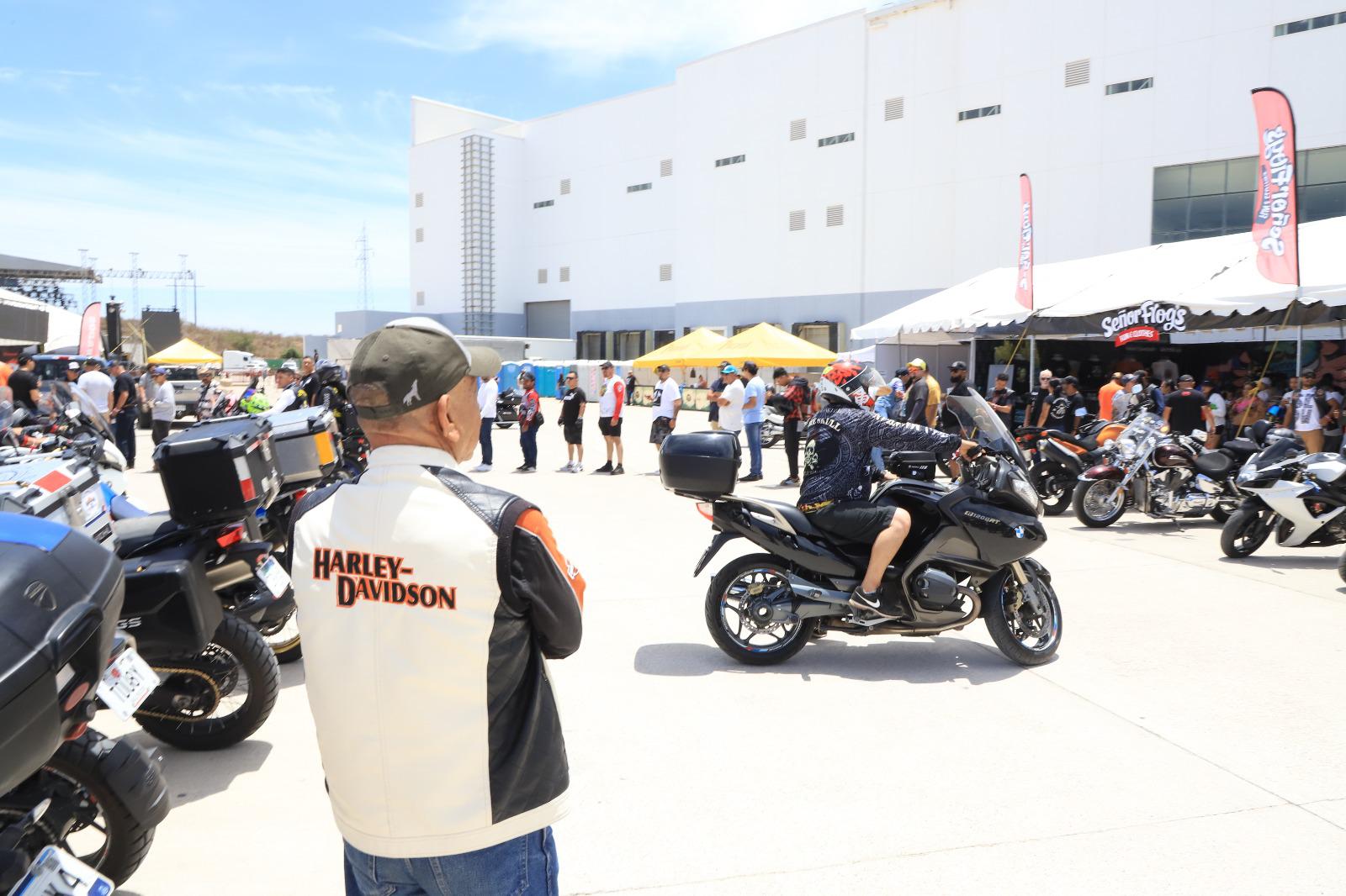 $!Caballos de acero invaden Mazatlán en Semana de la Moto