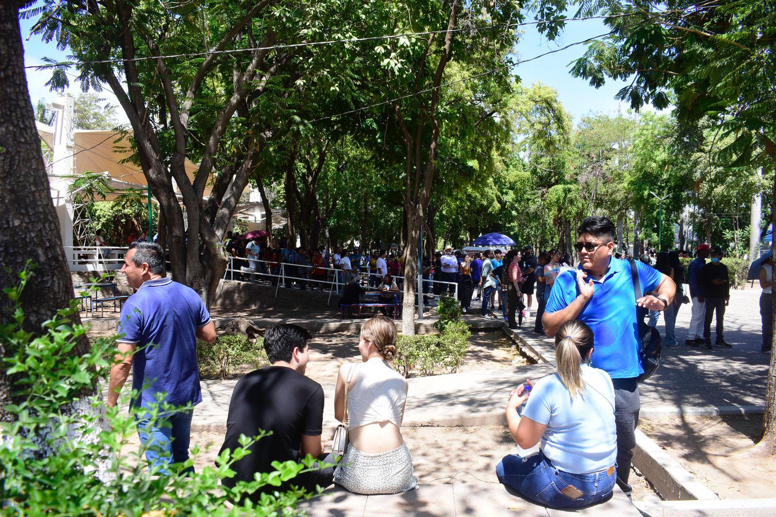 $!Cientos de personas esperan emitir su voto en Centro Cívico Constitución; quedan la mitad de boletas