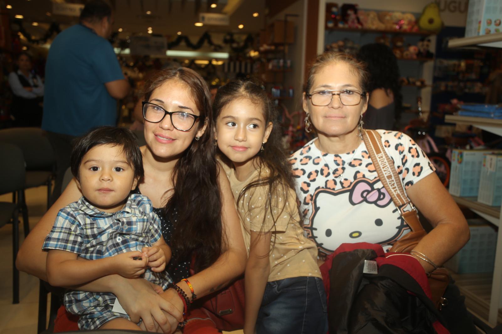 $!Gisela Hernández y Norma Bermudez, junto a los niños Jeremy y Emili García.