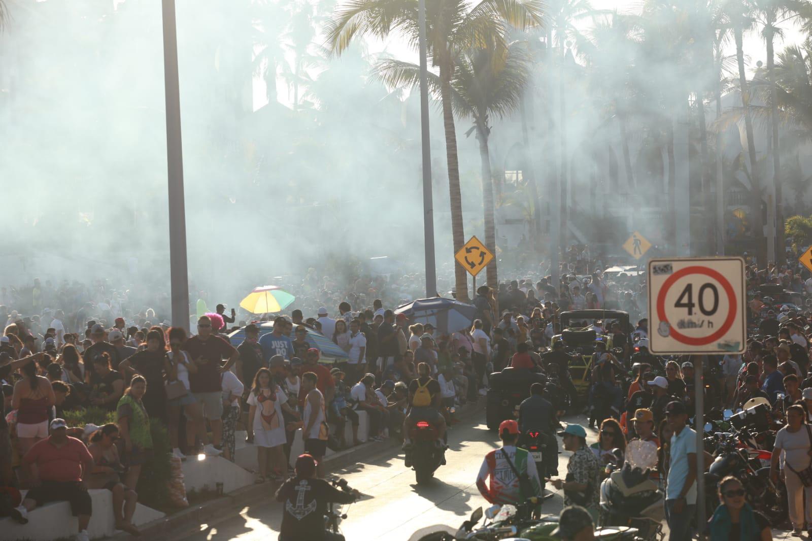 $!Vibra Mazatlán con el desfile de motos por el paseo costero