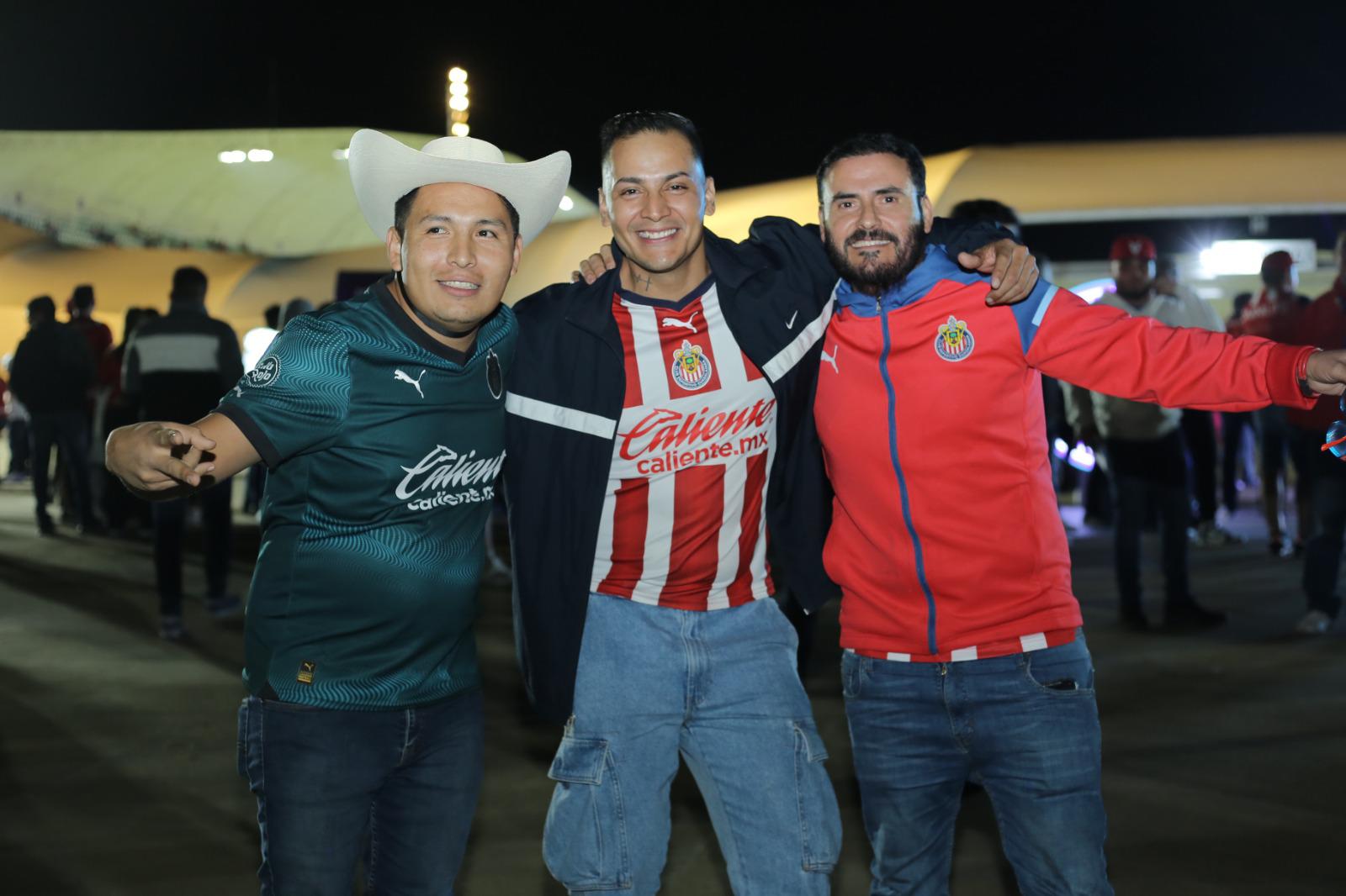 $!Mazatlán-Chivas: Invasión Rojiblanca se hace presente en el puerto