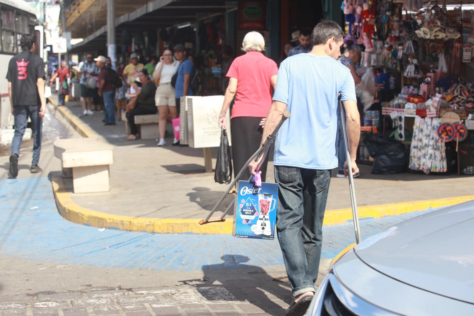 $!Acuden cientos de personas a comprar en el primer día del Buen Fin, en Mazatlán