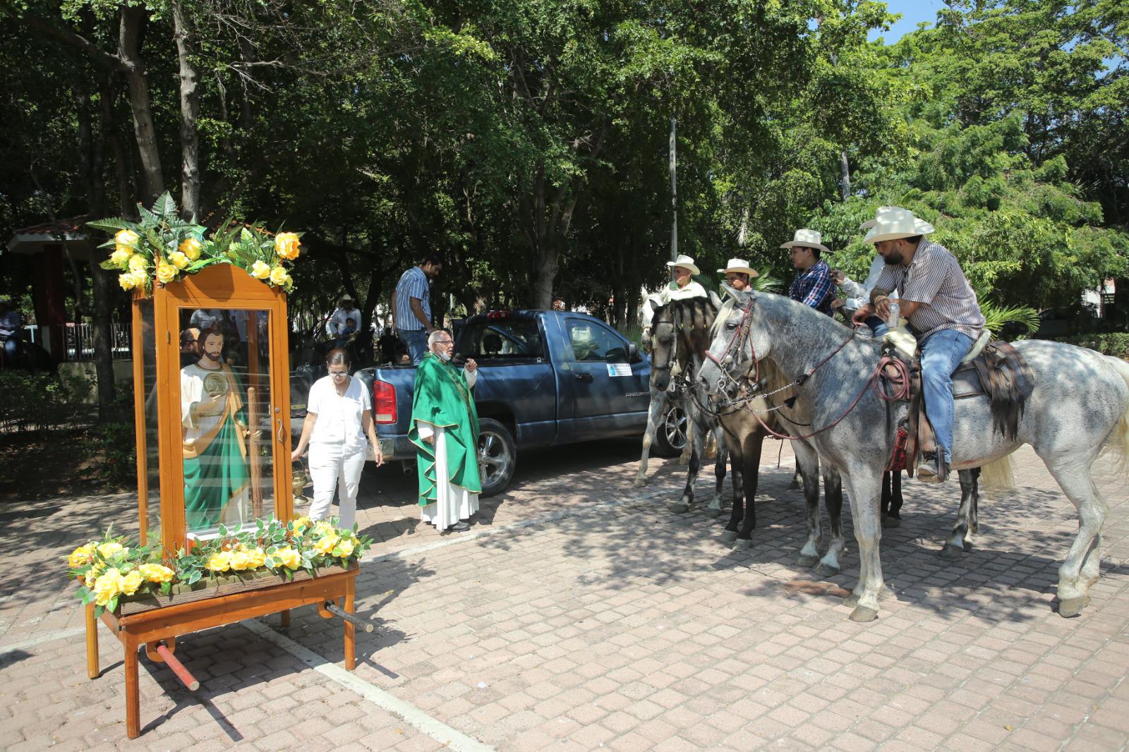 $!Charros y feligreses demuestran su devoción a San Judas Tadeo con peregrinación y cabalgata