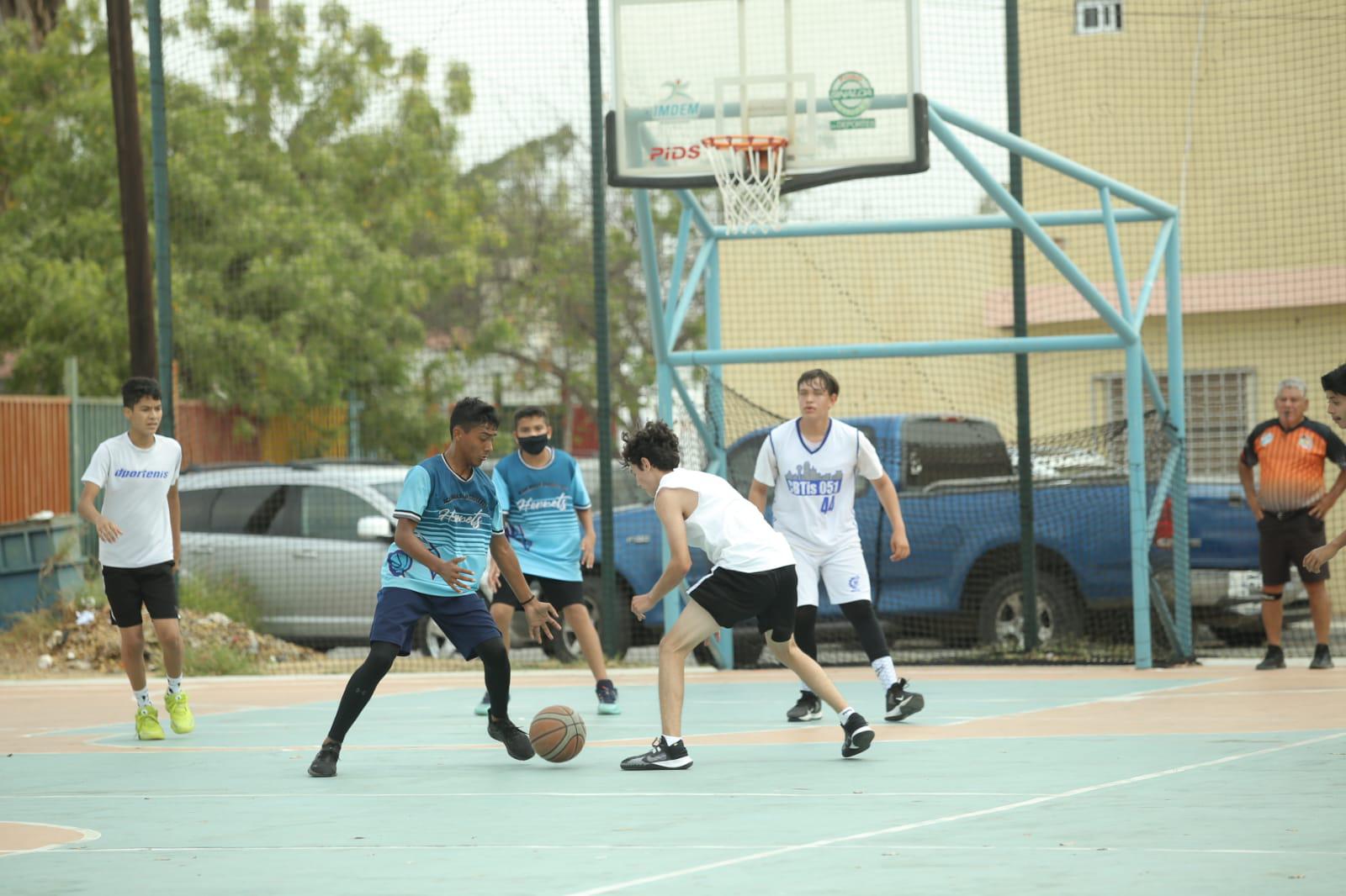 $!Basquetbolistas locales y foráneos recuerdan memoria del coach Omar Torres