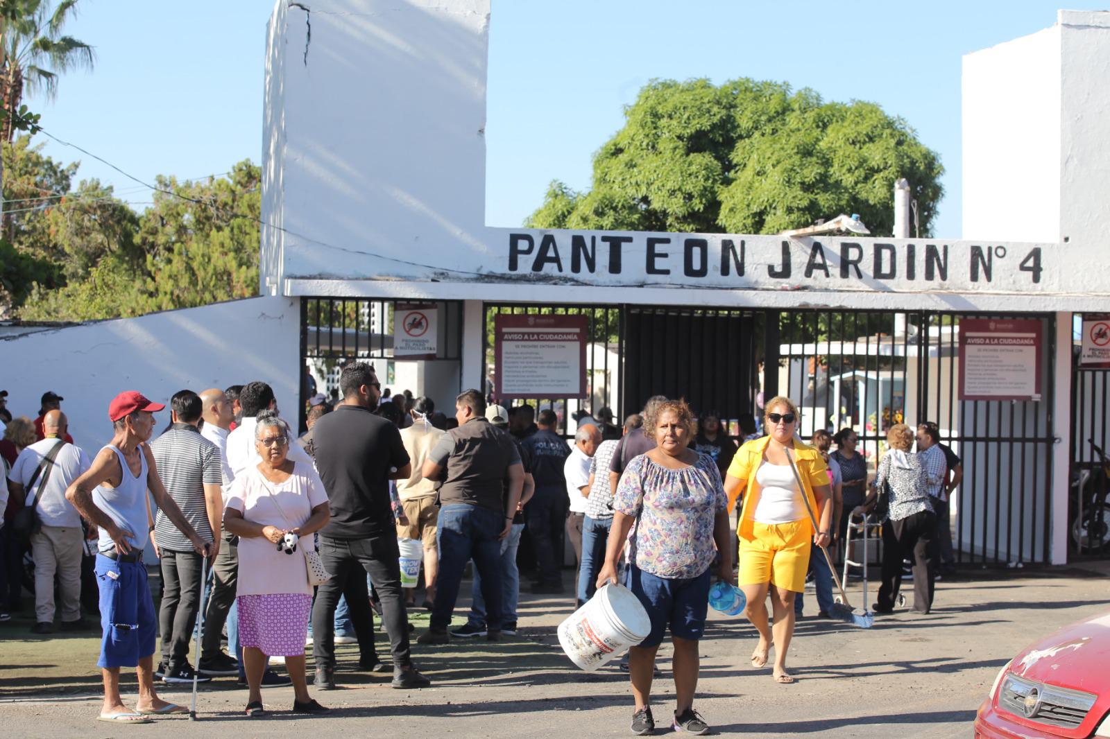 $!Asegura Alcaldesa que población mazatleca puede acudir con tranquilidad a panteones en este Día de Muertos