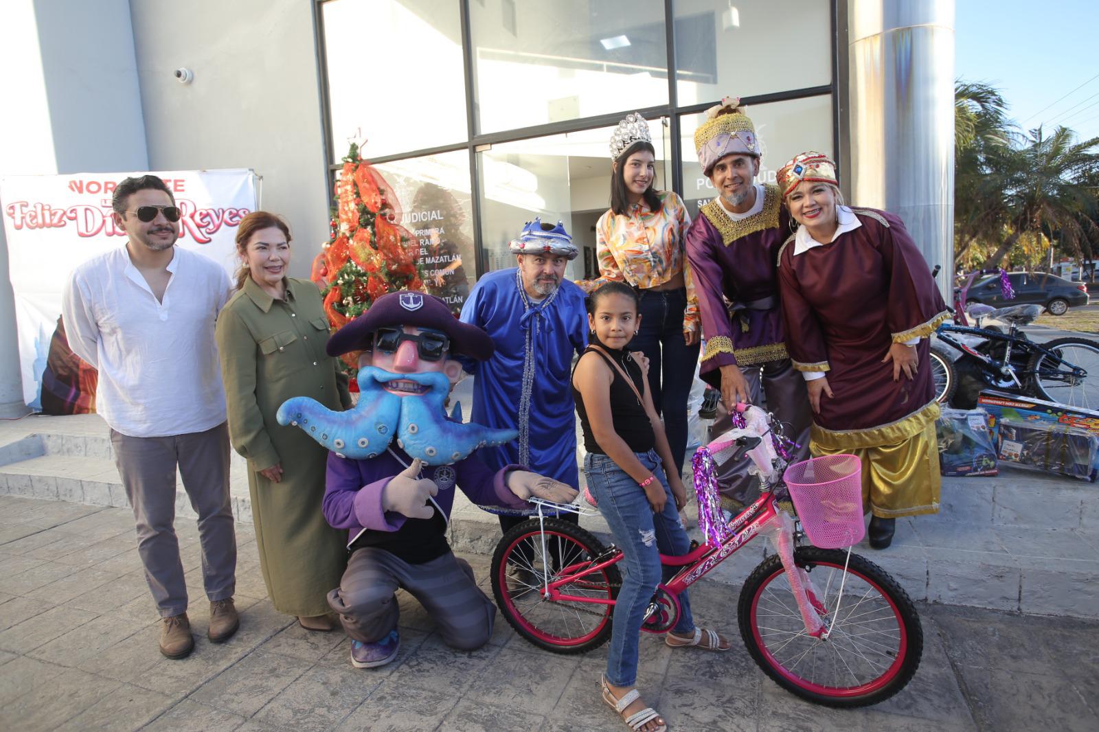 $!Viven niñas y niños mágica entrega de regalos de los Reyes Magos