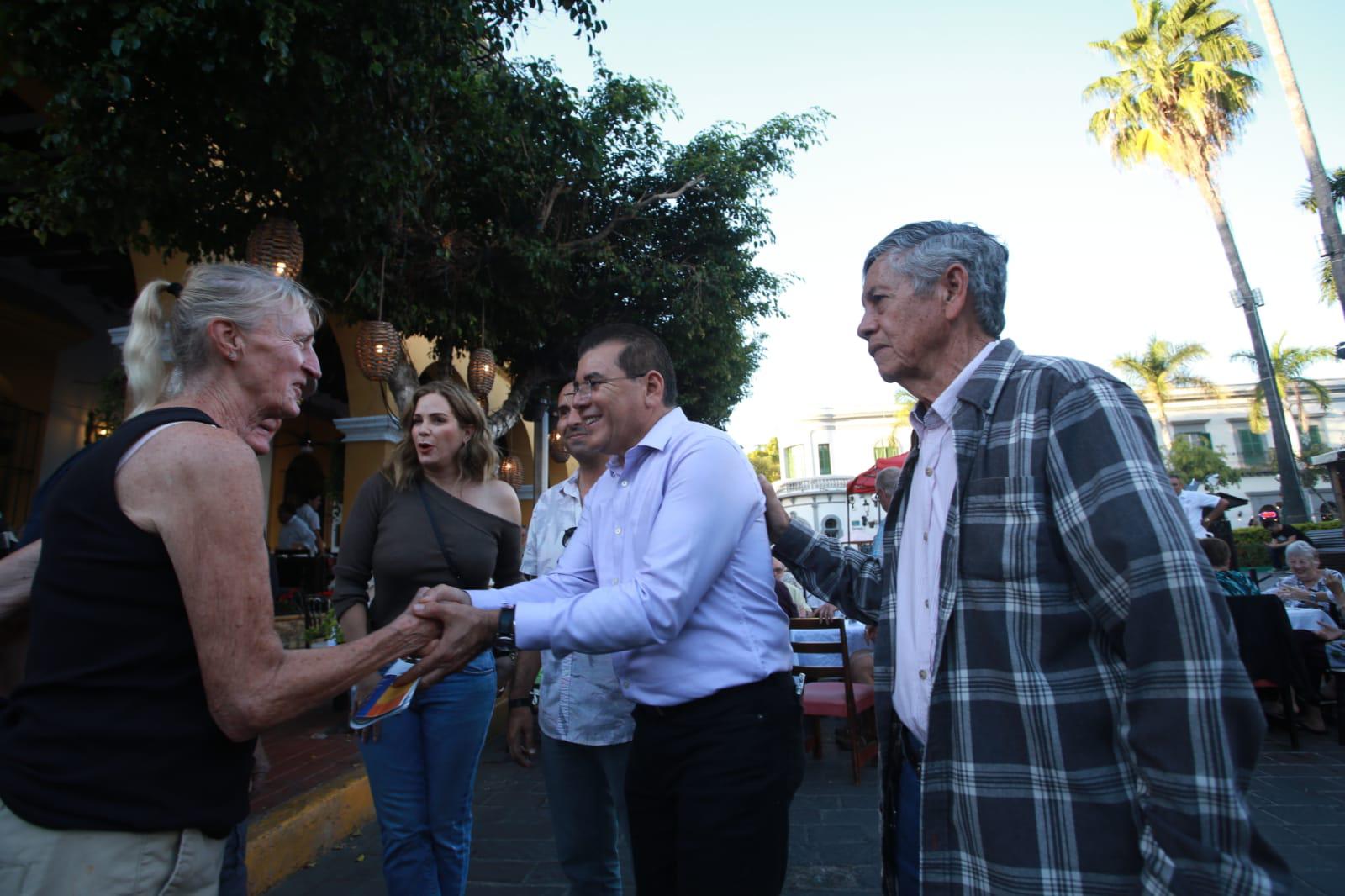 $!Defienden extranjeros que Mazatlán es seguro; realizan caminata por el Centro Histórico