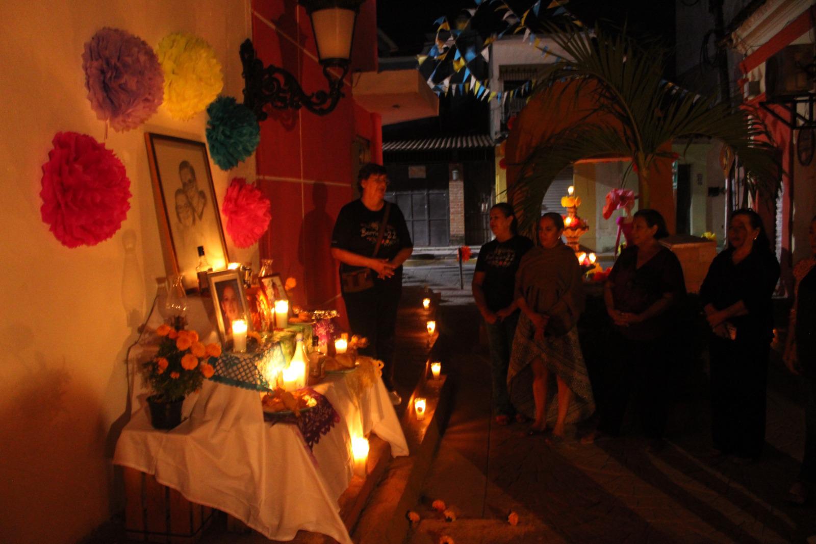 $!Exponen con nostalgia tradicionales altares de muertos en Rosario