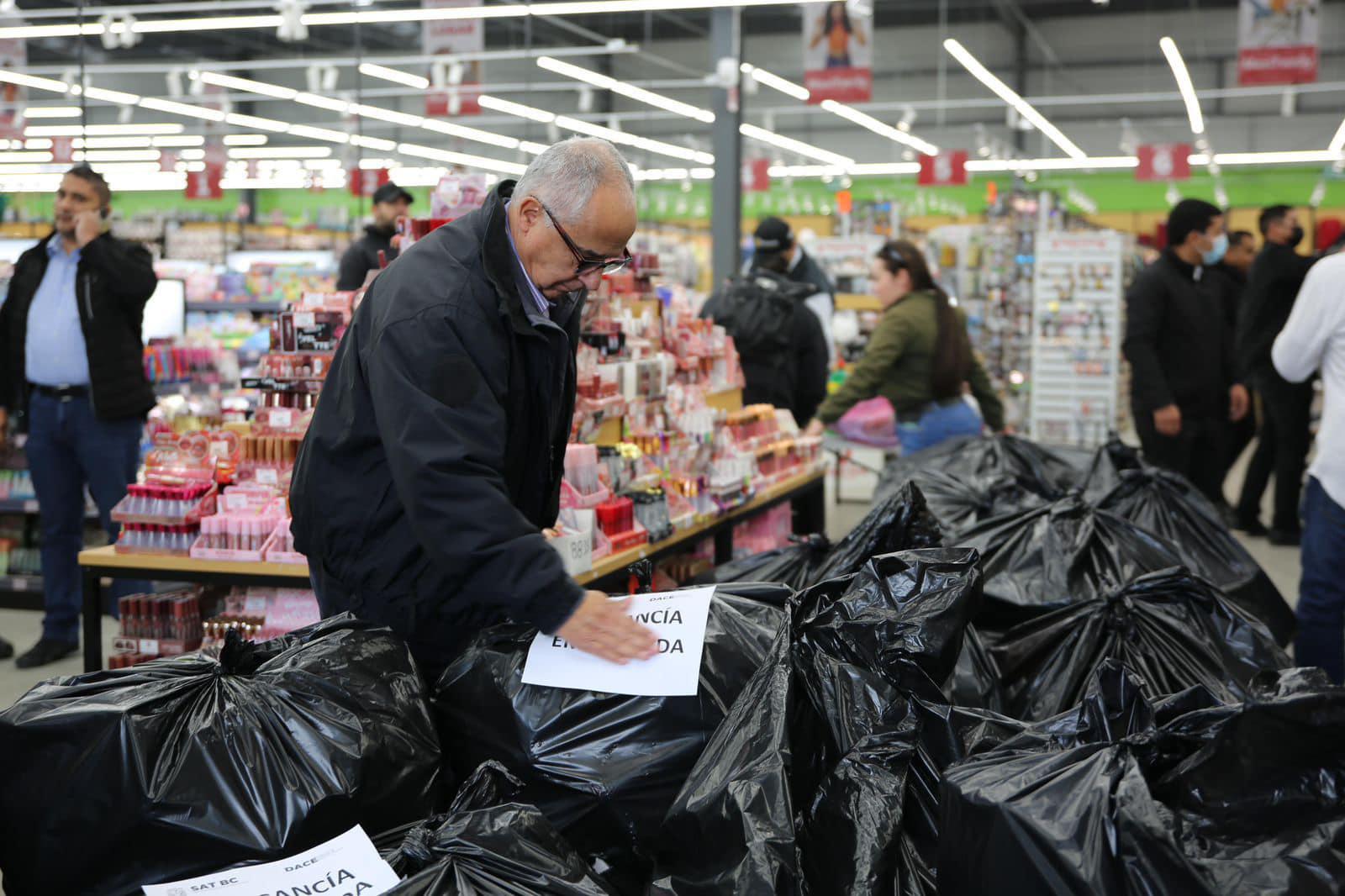 $!Decomisan en Ensenada $320 millones en mercancía ilícita