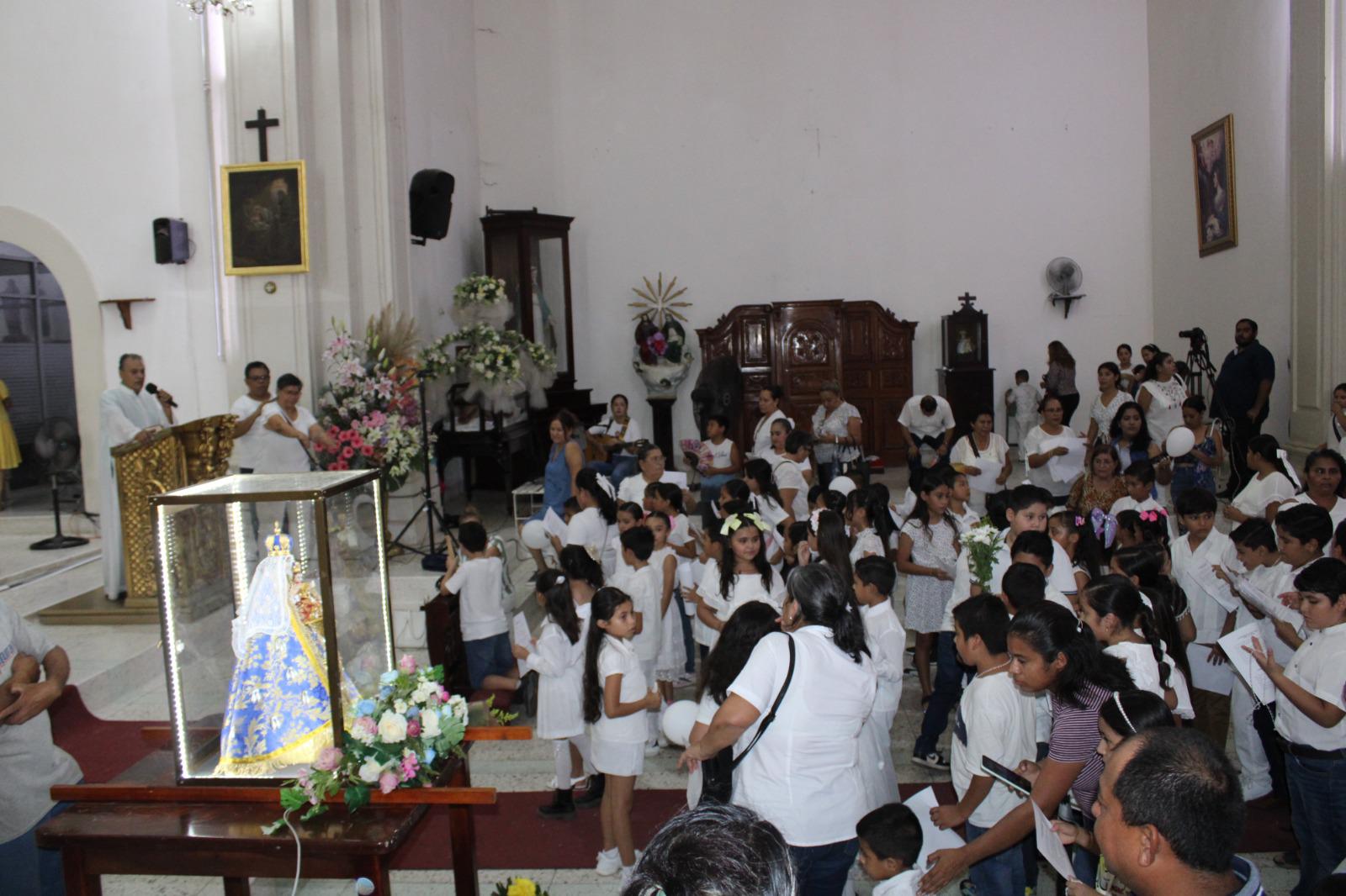 $!Pese a lluvia, niños ofrendan su alegría y peregrinar a la Virgen de Rosario