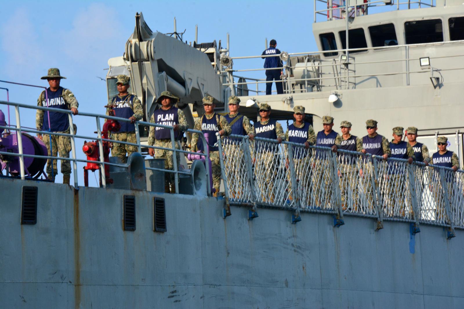 $!Desembarcan Buques Logísticos ARM ayuda humanitaria y combustible en Acapulco, Guerrero