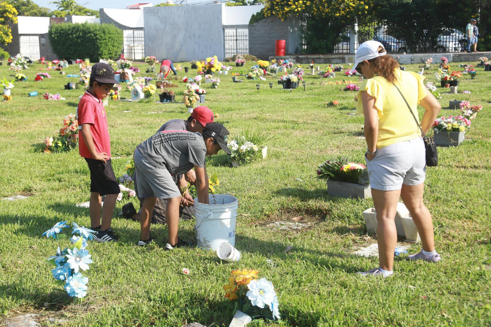 $!Acuden cientos de personas a visitar a sus ‘angelitos’ a los panteones de Mazatlán