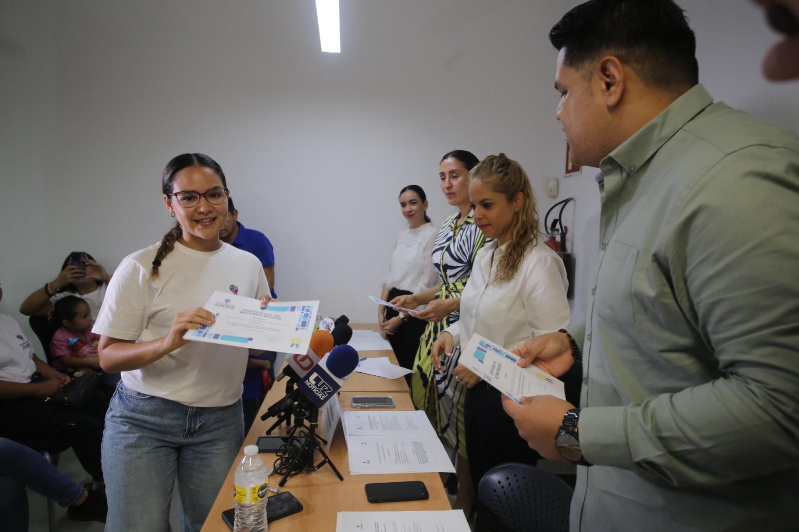 $!Egresa la novena generación de emprendedores en Mazatlán