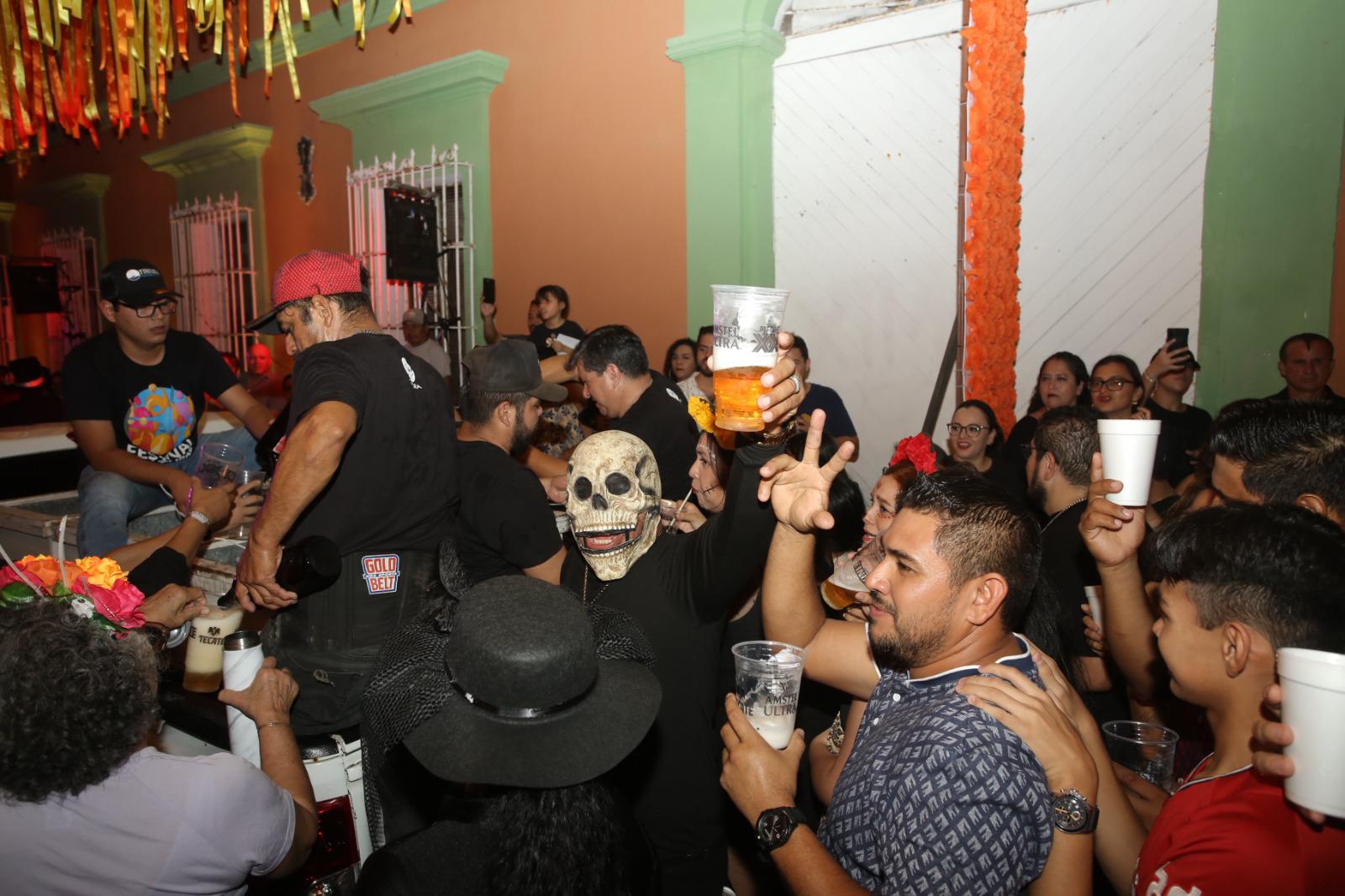 $!Miles de personas disfrutan la Callejoneada de Día de Muertos en Mazatlán