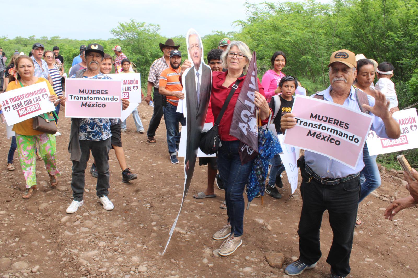 $!Dora llega al evento con imagen de López Obrador con la ilusión de conocerlo en persona