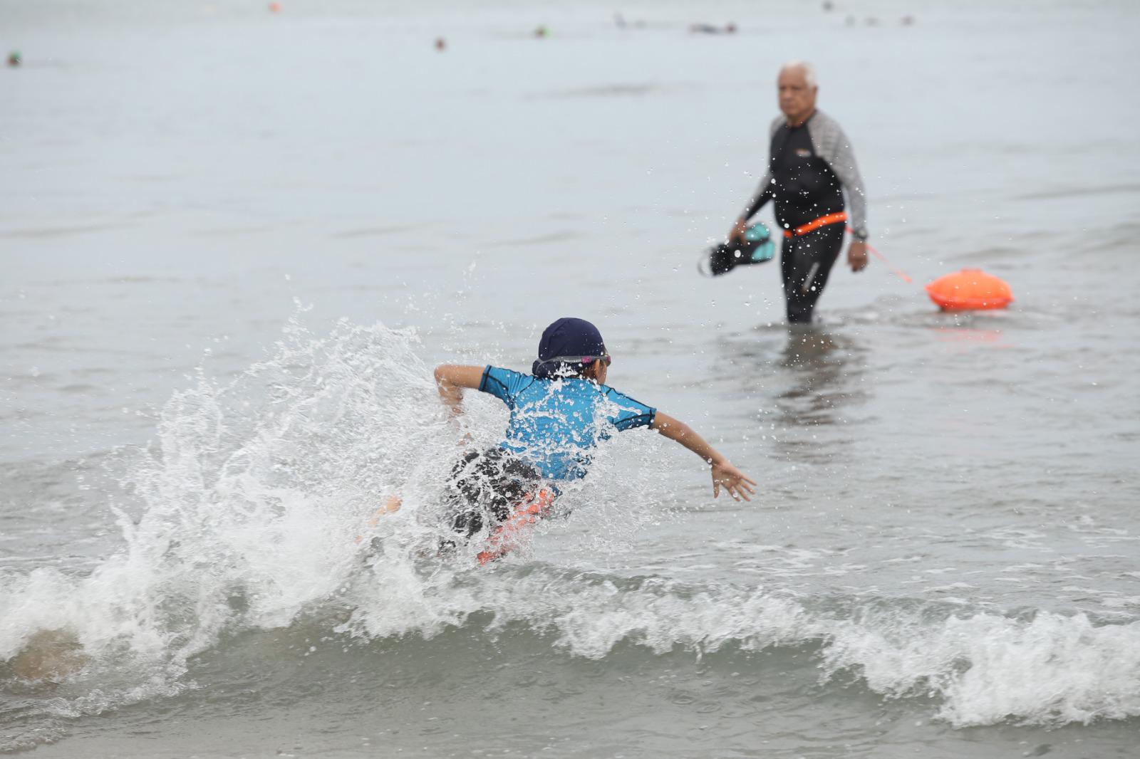 $!Infantes disfrutan del mar en el evento ‘Corre, Nada y Diviértete’ del Comité Municipal de Natación