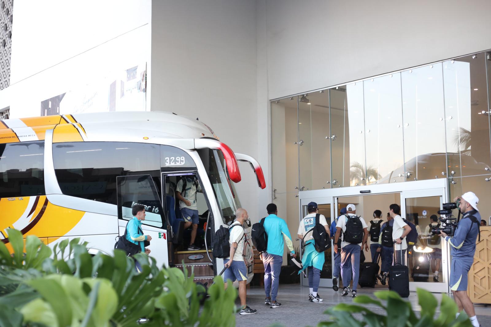 $!Entre escoltas de Guardia Nacional, el Club América arriba a Mazatlán