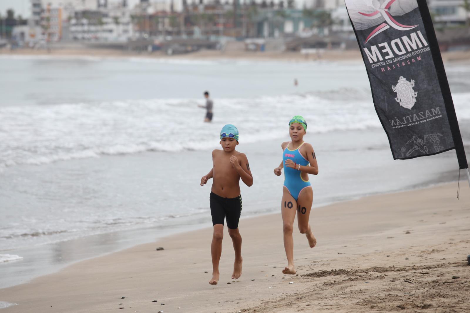 $!Infantes disfrutan del mar en el evento ‘Corre, Nada y Diviértete’ del Comité Municipal de Natación