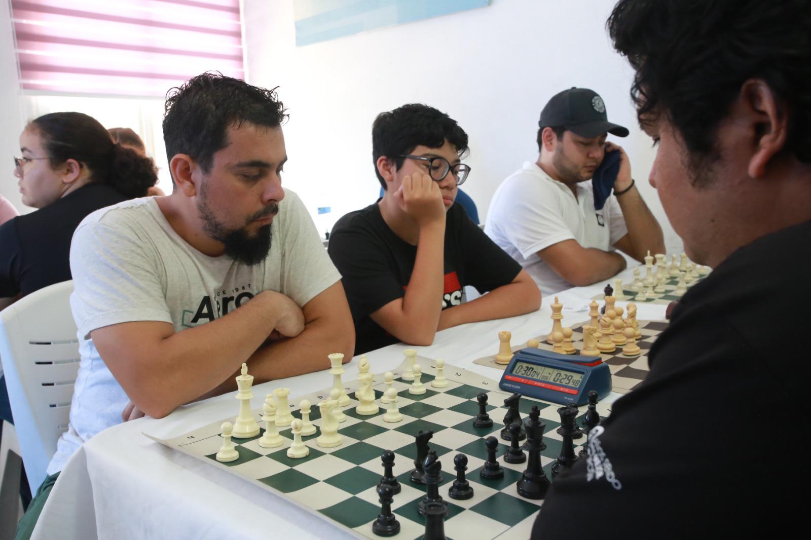 $!Hiram Velarde domina el tablero en Torneo Manuel Gómez Morín