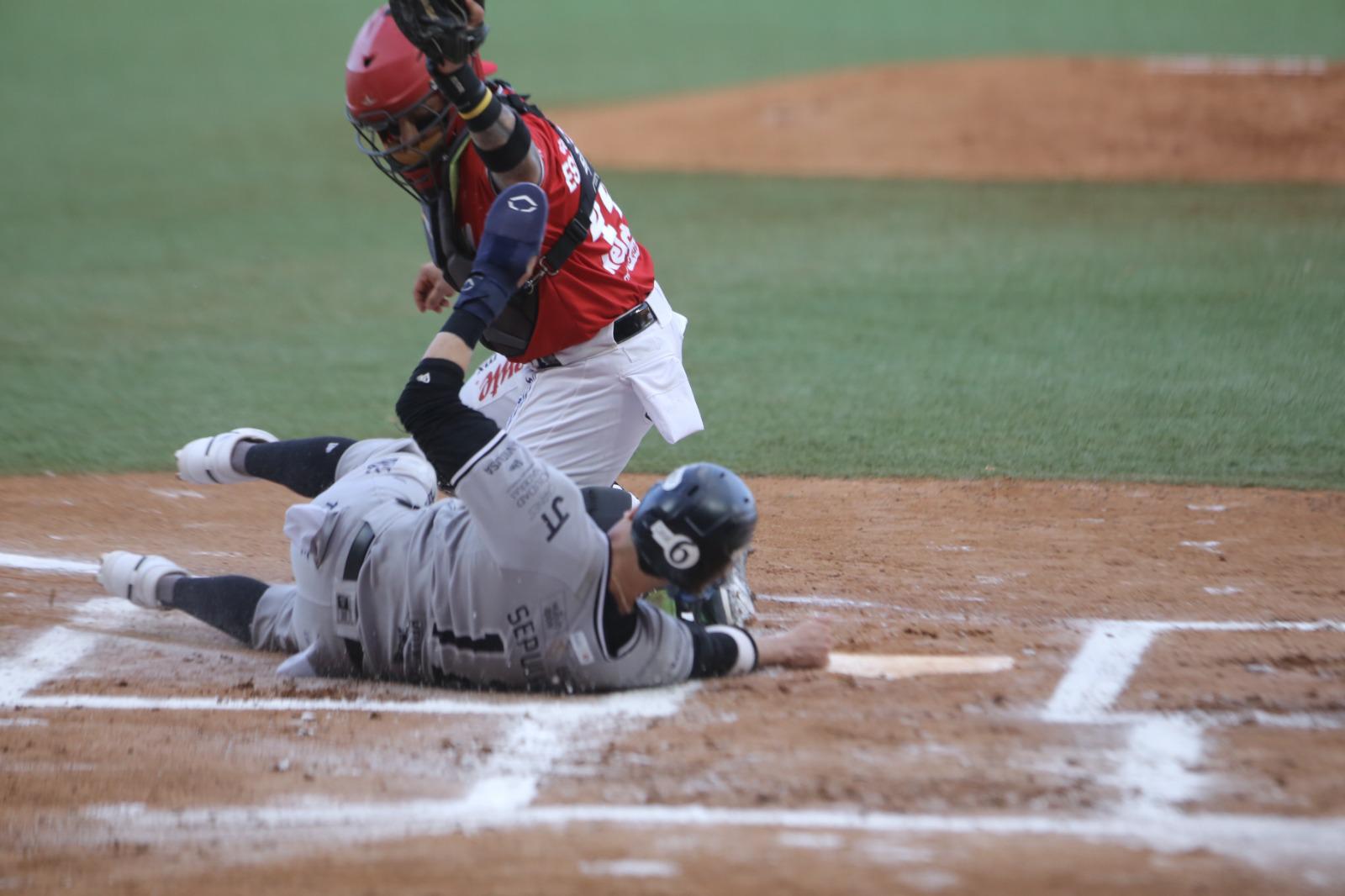 $!Sultanes evita barrida en el puerto ante Venados