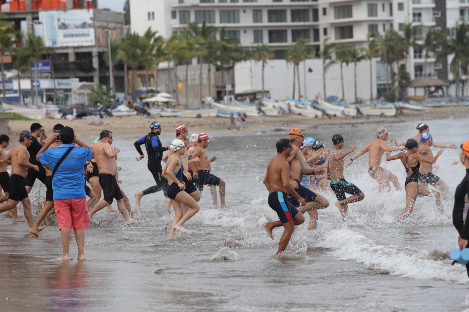 $!Ian José Gamboa e Itchel Reyes triunfan en la octava Puntuable de Natación