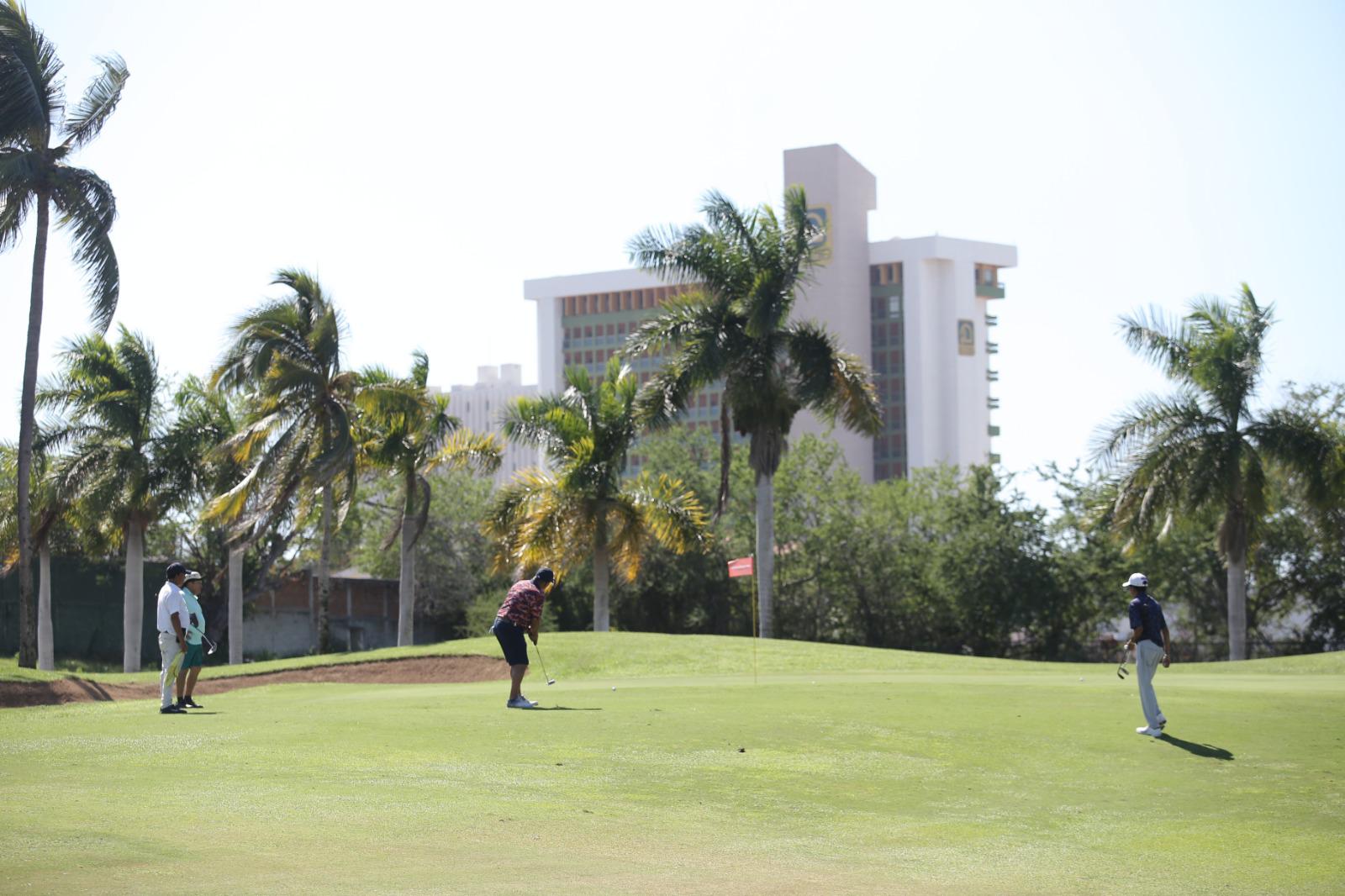 $!Golfistas toman la salida de Torneo Anual de Golf El Cid