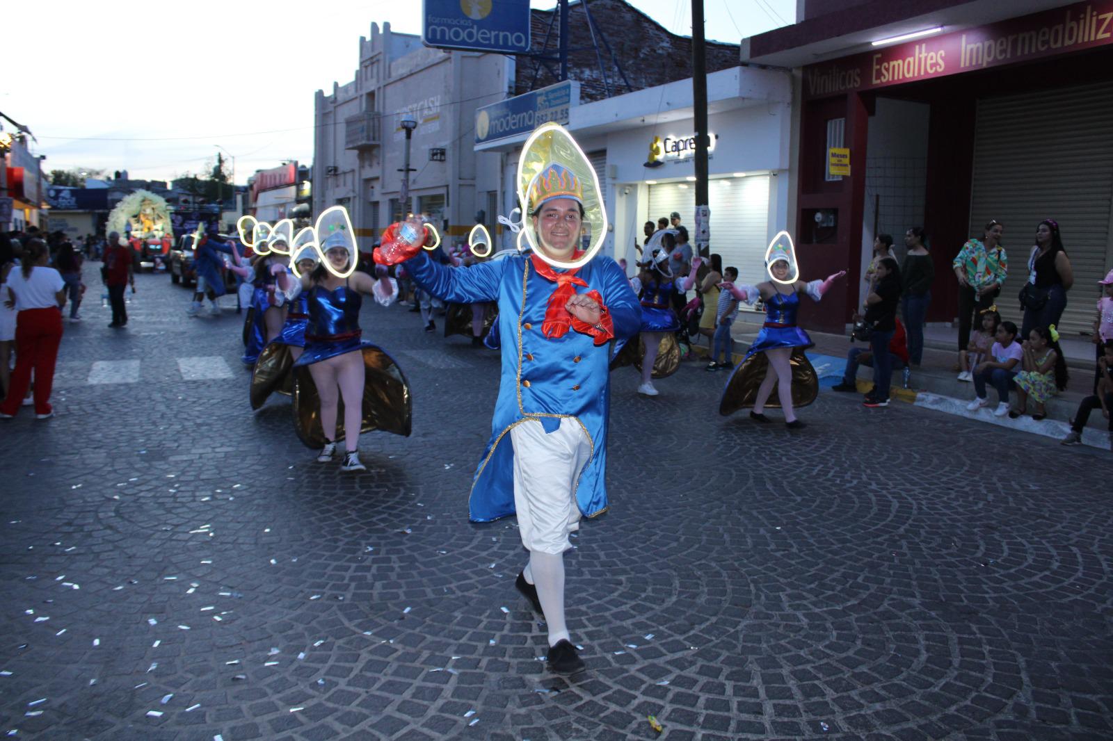 $!Se llenan de fiesta las calles de Rosario con el desfile de la Primavera