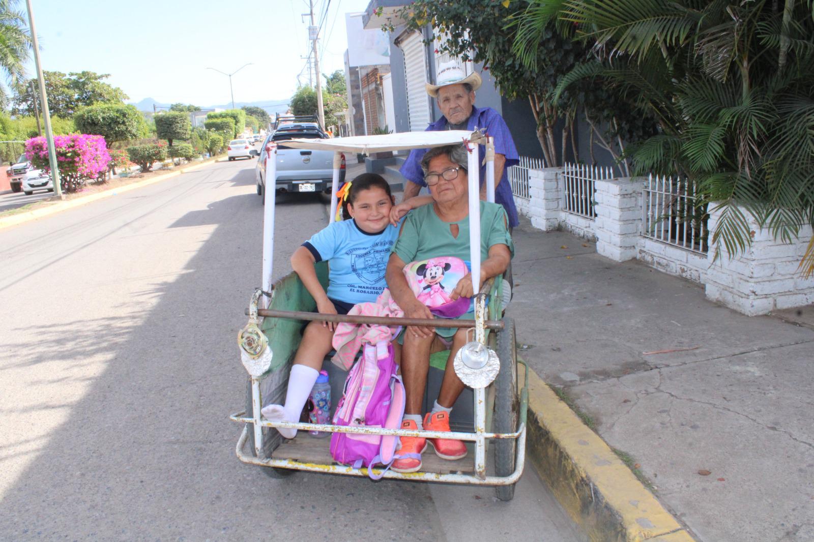 $!Amor de abuelos: el inspirador viaje en triciclo de Juan, Susana y María Natali