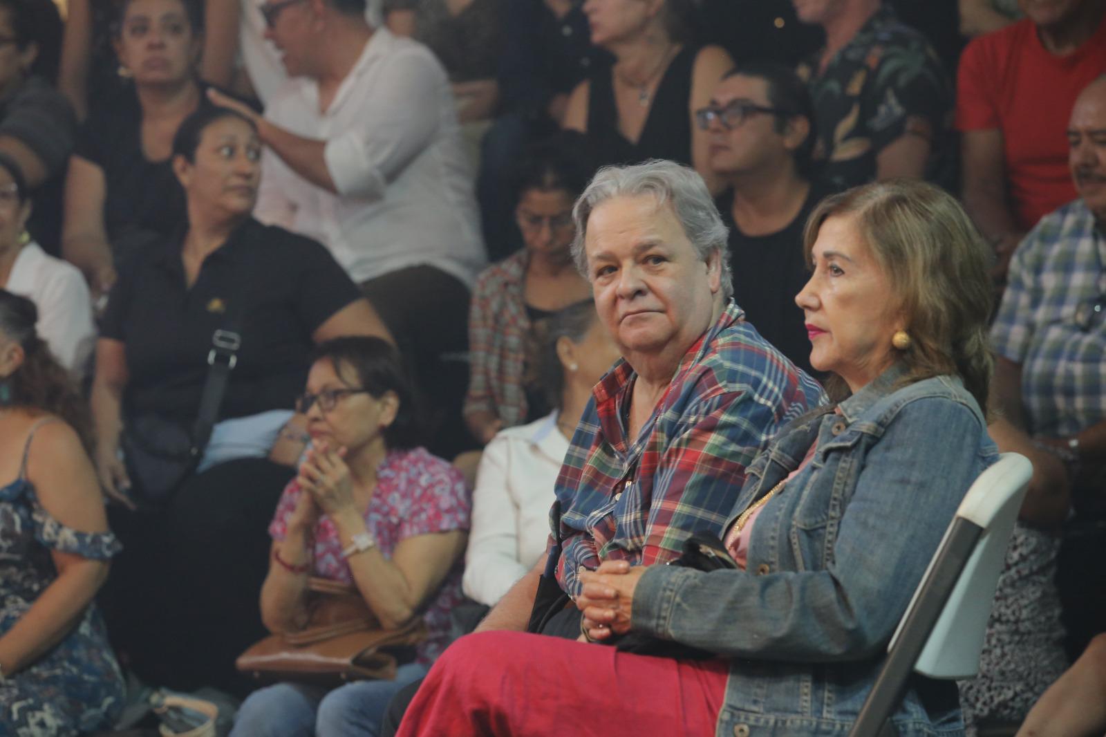 $!Raúl Rico, director del Instituto de Cultura, Turismo y Arte de Mazatlán, junto a su esposa, Marcela González.