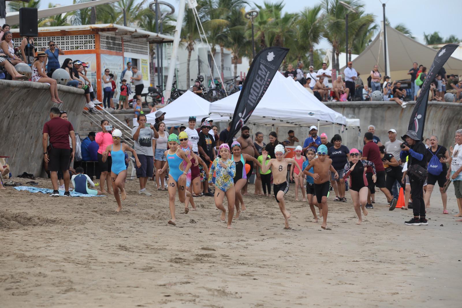 $!Infantes disfrutan del mar en el evento ‘Corre, Nada y Diviértete’ del Comité Municipal de Natación