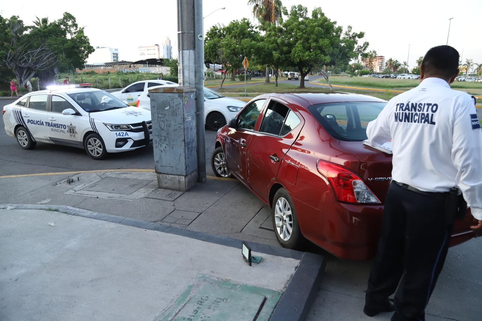 $!Choca auto contra poste de concreto y termina volcado en la avenida Reforma en Mazatlán