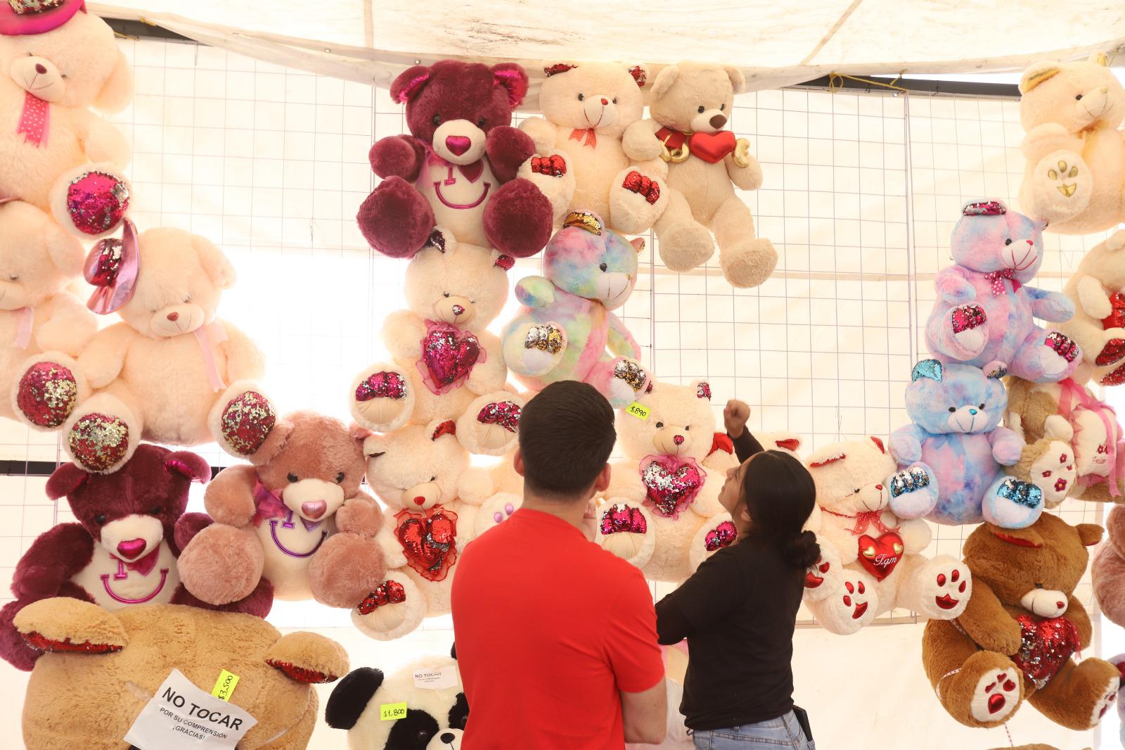 $!Altos precios obligan a cambiar flores o peluches por otros detalles este 14 de febrero