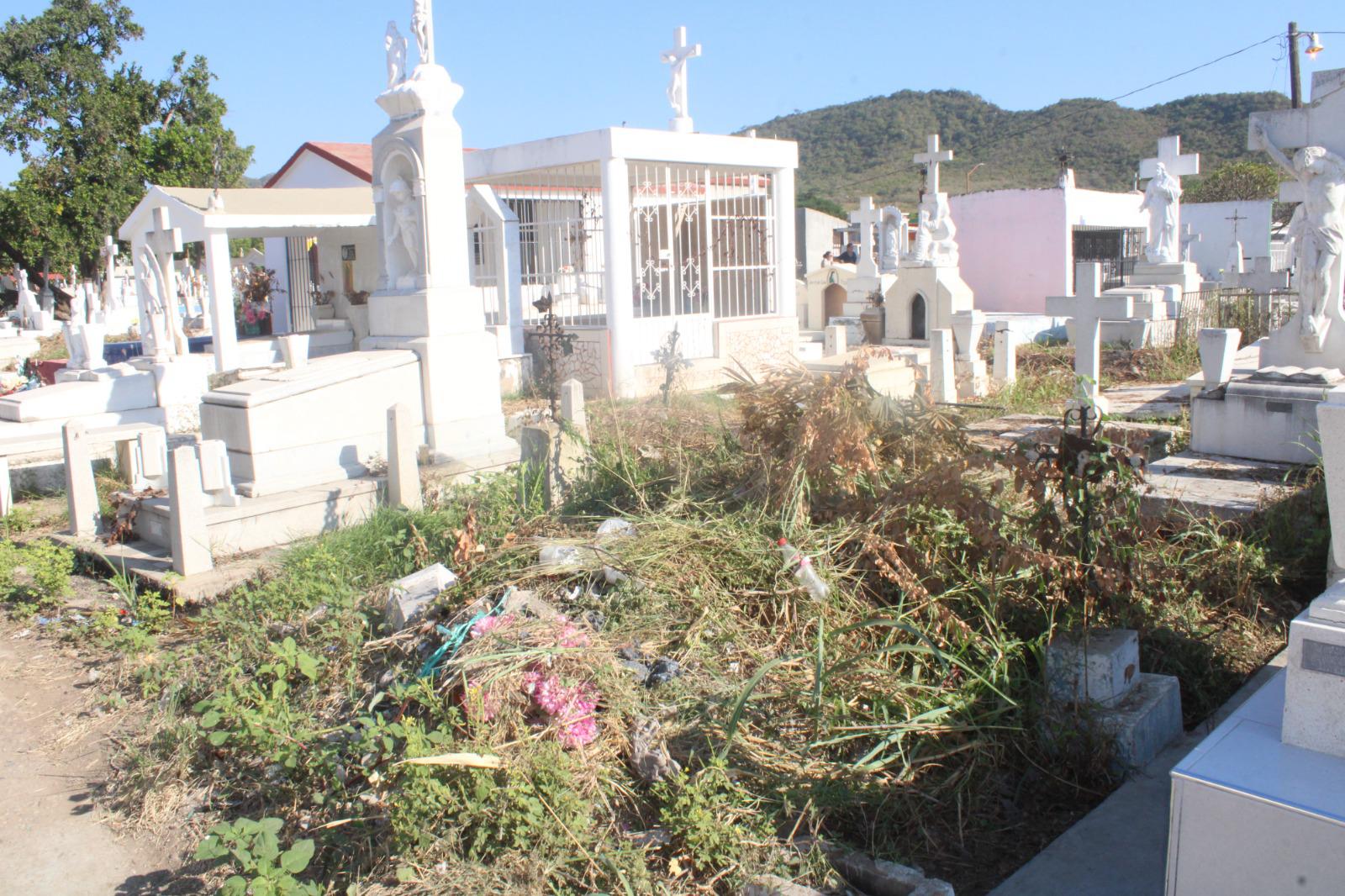 $!Inconforma a vecinos falta de agua, saqueo y basura en panteón municipal de Rosario