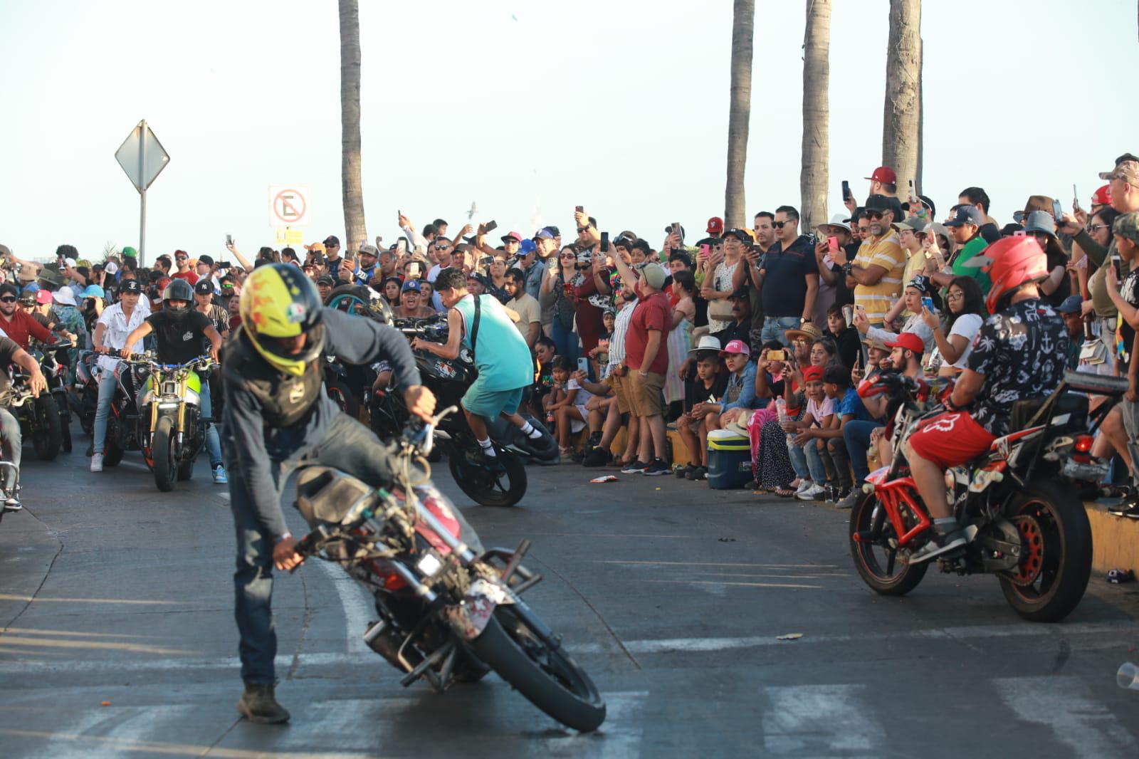 $!Vibra Mazatlán con el desfile de motos por el paseo costero